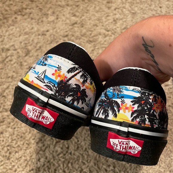 Women’s custom vans - Picture 2 of 4